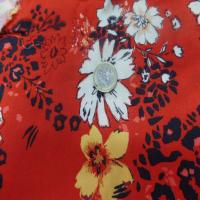 Coupon de viscose rouge imprime fleurs noir blanc et jaune safran 2 20m