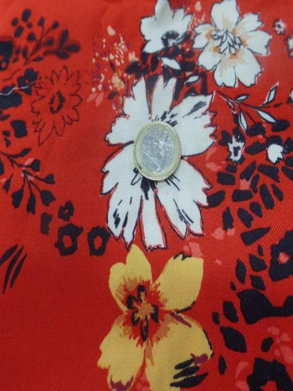 Coupon de viscose rouge imprime fleurs noir blanc et jaune safran 2 20m 0