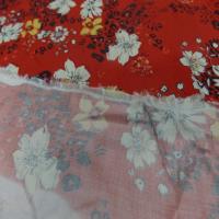 Coupon de viscose rouge imprime fleurs noir blanc et jaune safran 2 20m7