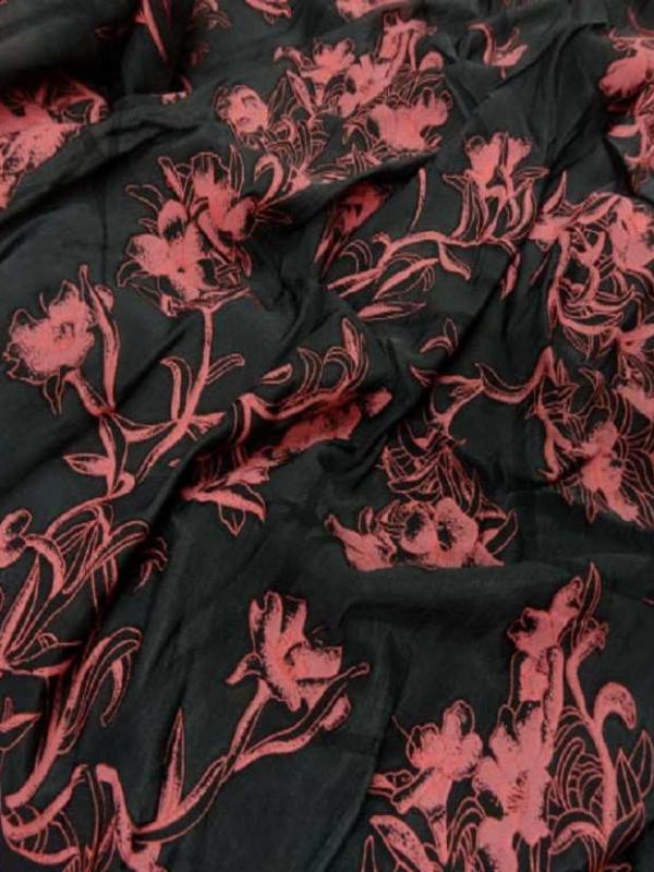Coupon de voile lycra noir a motifs facon dentelle devore rose 1 40m