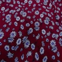 Crepe bordeaux a fleurs blanche