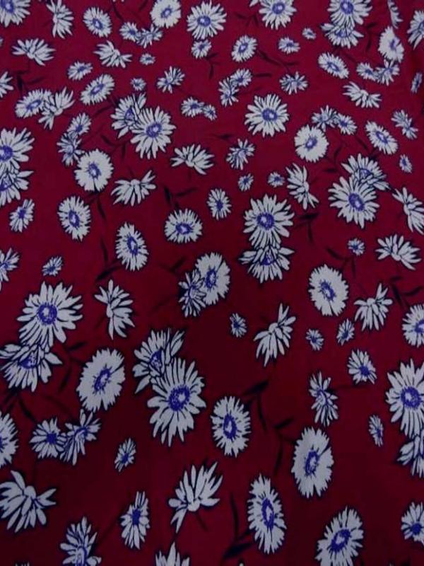 Crepe bordeaux a fleurs blanche
