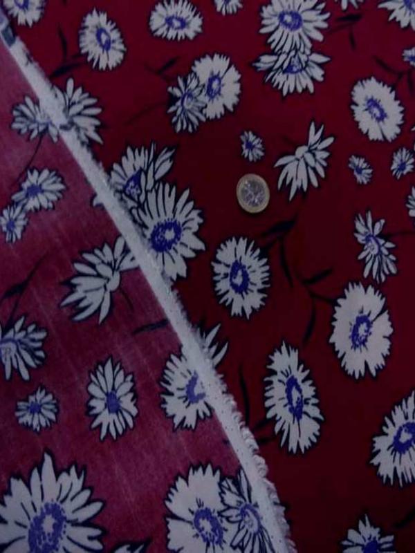 Crepe bordeaux a fleurs blanche