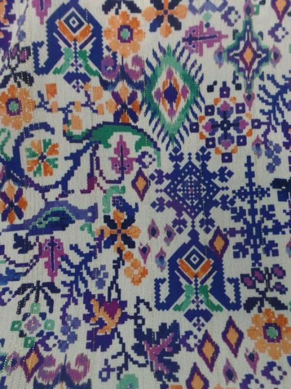 Crépon viscose blanche imprimé ton bleu vert orange fils lurex doré