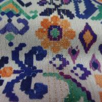 Crépon viscose blanche imprimé ton bleu vert orange fils lurex doré