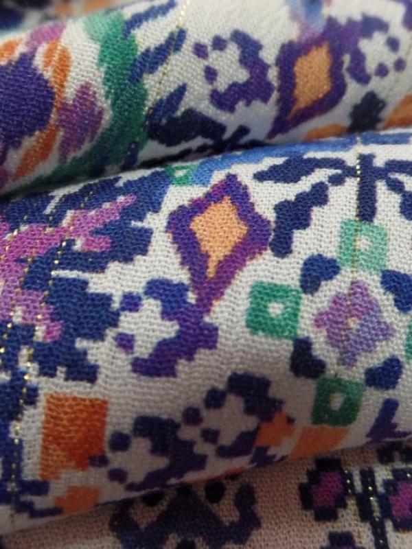 tissu viscose blanche imprimé ton bleu vert orange fils lurex doré