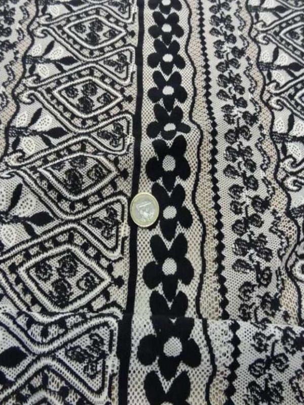 vente de tissu dentelle beige a motifs noir