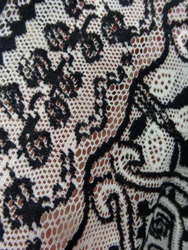 vente de tissu dentelle beige a motifs noir