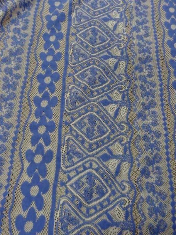 Dentelle blanche a motifs lavande
