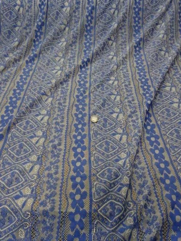 Dentelle blanche a motifs lavande