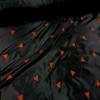 Doublure noire imprime triangle rouge