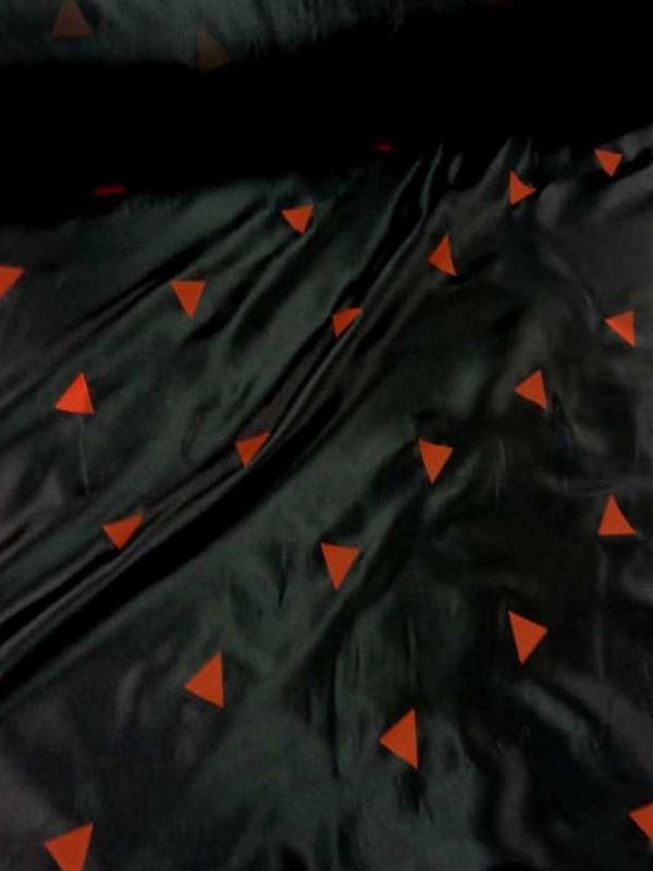 Doublure noire imprime triangle rouge