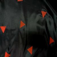 Doublure noire imprime triangle rouge7