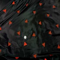 Doublure noire imprime triangle rouge9