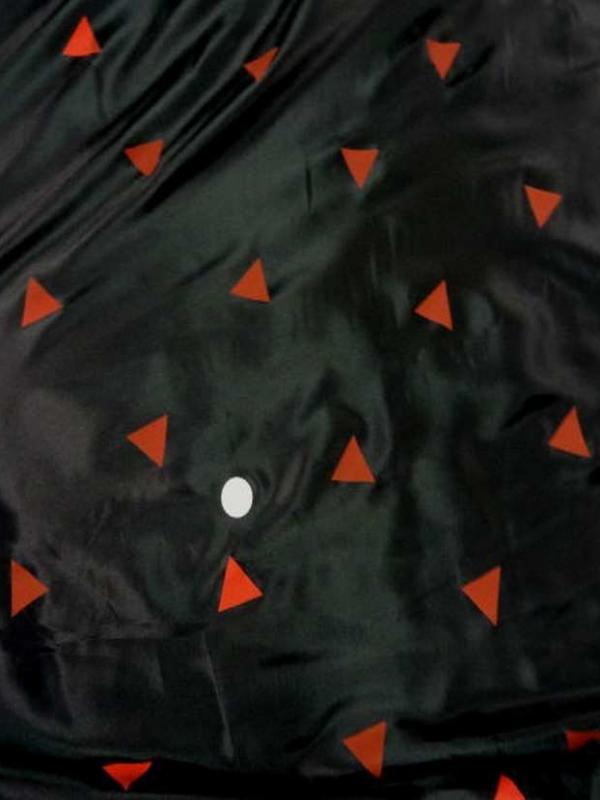 Doublure noire imprime triangle rouge