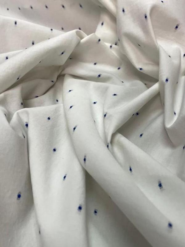 Dupions de coton blanc a motifs brodes bleu