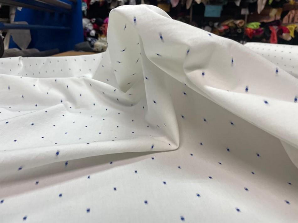 Dupions de coton blanc a motifs brodes bleu2