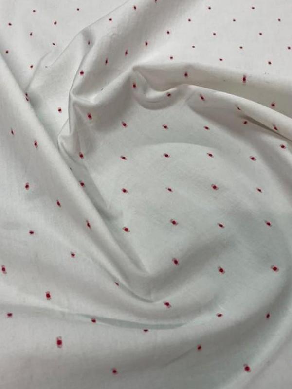 Dupions de coton blanc a motifs brodes rouge