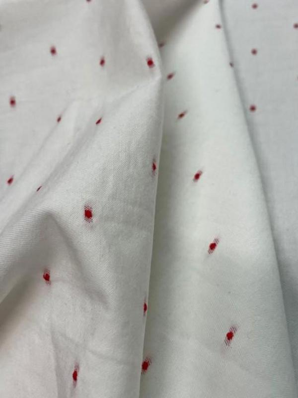 Dupions de coton blanc a motifs brodes rouge