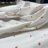 Dupions de coton blanc a motifs brodes rouge6