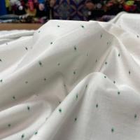 Dupions de coton blanc a motifs brodes vert1