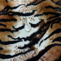Fausse fourrure a poil ras imprime tigre3