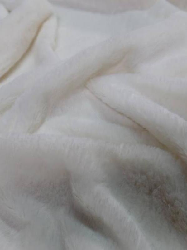 Fausse fourrure blanche a poils ras