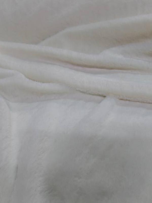 Fausse fourrure blanche a poils ras