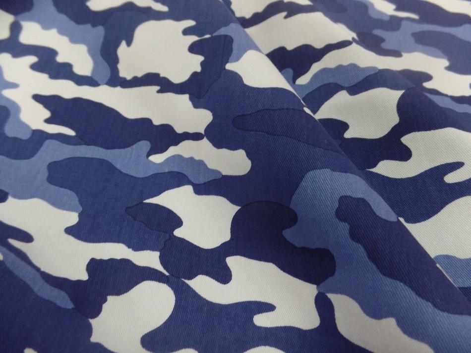 tissu Gabardine coton fine imprime camouflage bleu et blanc
