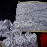 Galon de dentelle gris bleu en 4 cm7