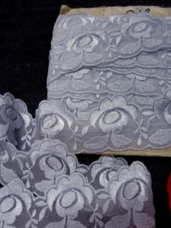 Galon de dentelle gris bleu en 4 cm