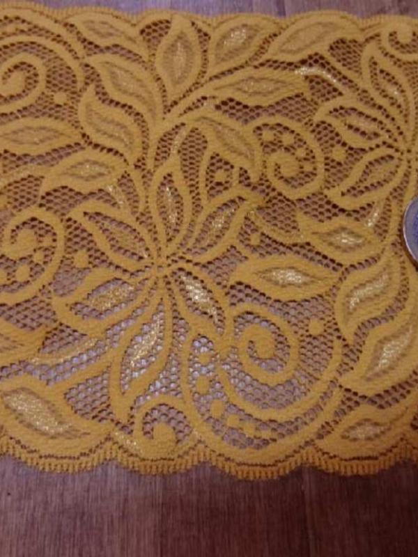 Galon de dentelle jaune safran en 15 cm