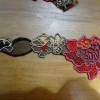 Galon de guipure noire motifs fleurs ton rouge rose en 7cm