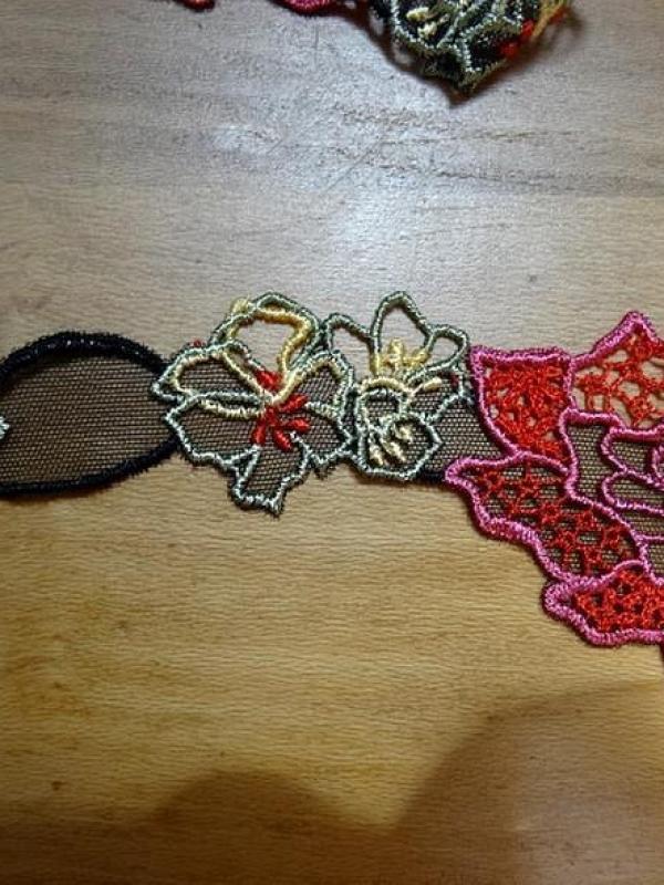Galon de guipure noire motifs fleurs ton rouge rose en 7cm