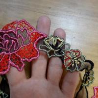 vente de galon de guipure noire motifs fleurs ton rouge rose en 7cm