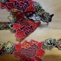galon de guipure noire motifs fleurs ton rouge rose en 7cm en ligne