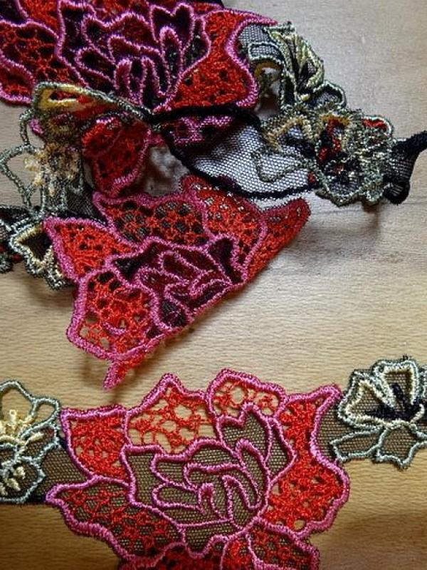 Galon de guipure noire motifs fleurs ton rouge rose en 7cm