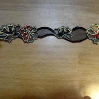 galon de guipure noire motifs fleurs ton rouge rose en 7cm pas cher