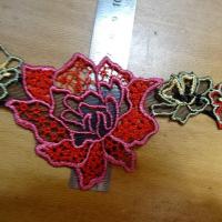 galon de guipure noire motifs fleurs ton rouge rose en 7cm a Marseille