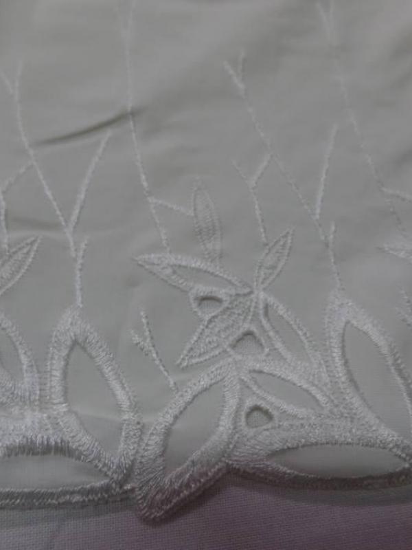 galon de jersey polyester brodé blanc cassé en 30 cm