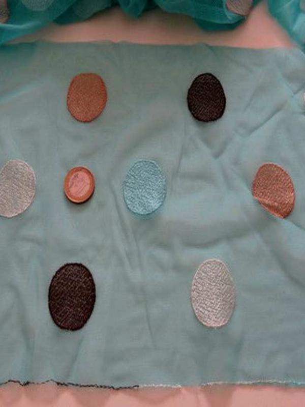 Galon de resille bleu turquoise a pois brode