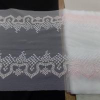 galon de résille brodé blanche et rose en 32 cm