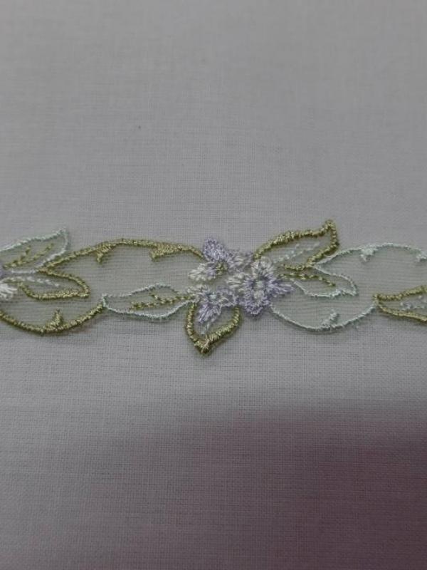 Galon de resille dentelle blanche brode ton blanc et dore