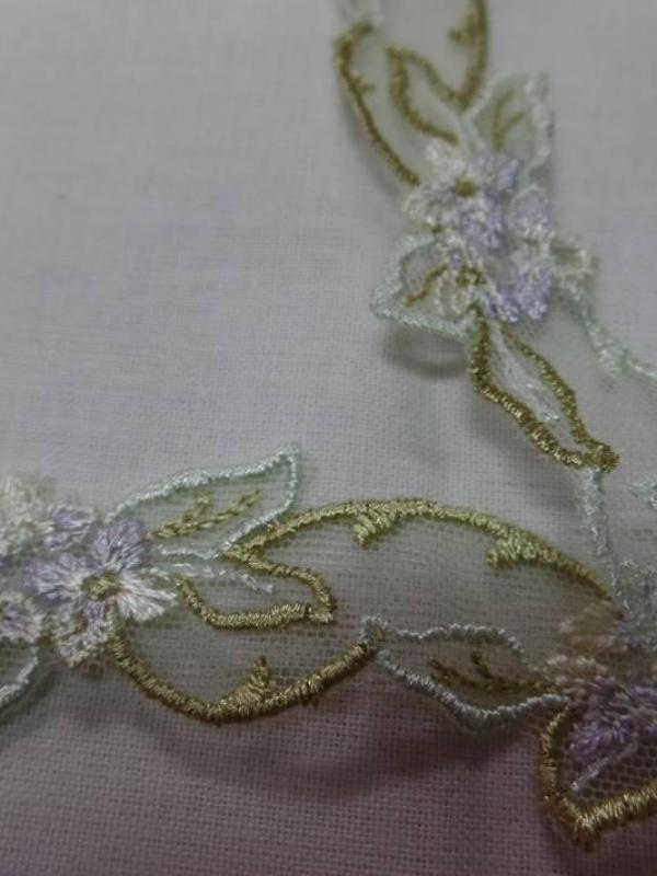 Galon de resille dentelle blanche brode ton blanc et dore