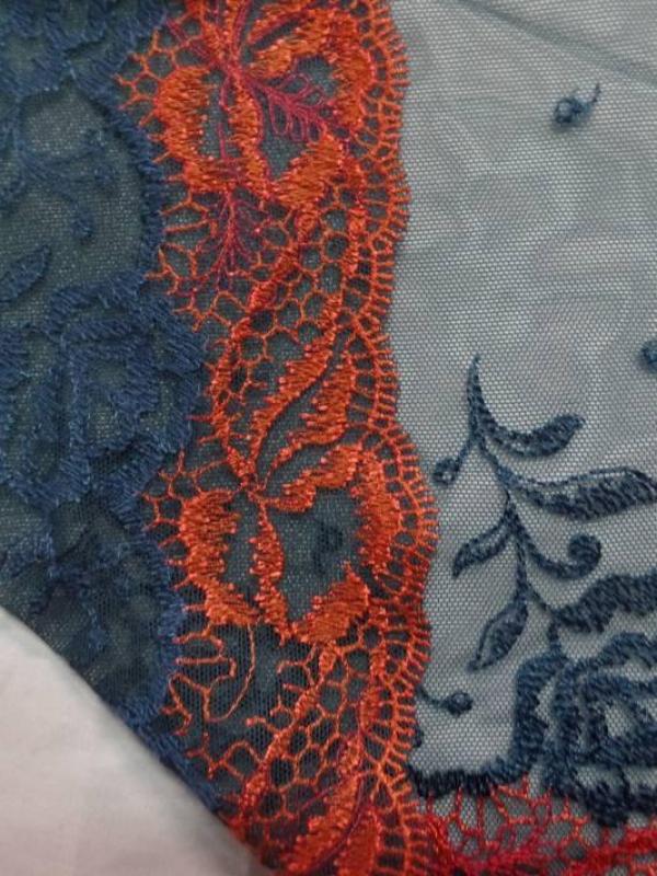 Galon de resille dentelle bleu canard et rouge vermillon en 24 cm de large
