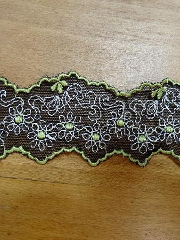 Galon de résille dentelle noire brodée motifs marguerites ton anis et blanc