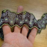 vente de Galon de résille dentelle noire brodée motifs marguerites ton anis et blanc