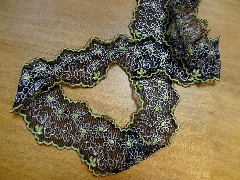 Galon de résille dentelle noire brodée motifs marguerites ton anis et blanc a Marseille
