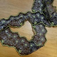 Galon de résille dentelle noire brodée motifs marguerites ton anis et blanc a Marseille