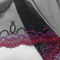 Galon de resille dentelle noire brode ton rouge prune